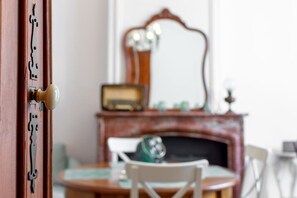Interior - Superior King or Twin Room with Private SdD, Air Conditioning and Breakfast (Capestang)