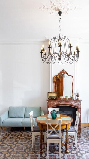 Interior - Superior King or Twin Room with Private SdD, Air Conditioning and Breakfast (Capestang)