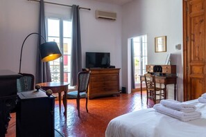 1 bedroom, iron/ironing board, WiFi, bed sheets - Superior King or Twin Room with Private SdD, Air Conditioning and Breakfast (Capestang)