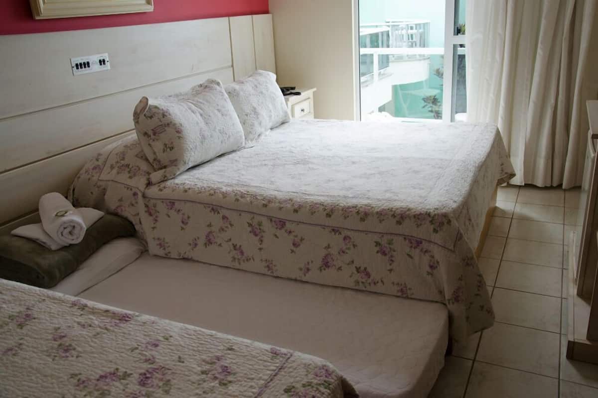 Habitación triple clásica | Minibar, cortinas blackout, wifi gratis y ropa de cama