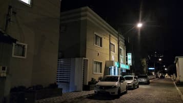 住宿正面 (夜晚)
