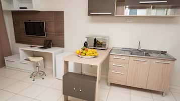 Apartamento premium (Vista para Montanha) | Cozinha americana privada | Geladeira, micro-ondas, cooktop, talheres/pratos/utensílios de cozinha