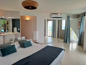 4 chambres, coffre-fort, bureau, fer et planche à repasser