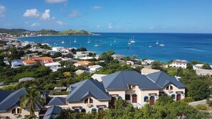 Une ville côtière avec des maisons et des bateaux sur l’eau.