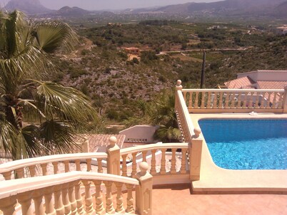 Villa con piscina para 4-8 personas. Internet gratis, se admiten perros, vista despejada al mar