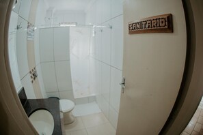Shower, towels - Hotel Dinamarca (Balneário Camboriú)