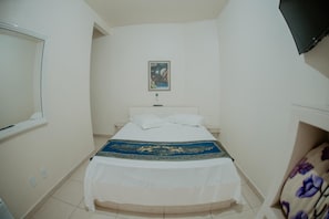 Frigobar, roupa de cama