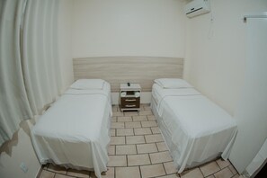 Minibar, bed sheets - Hotel Dinamarca (Balneário Camboriú)