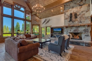 Smart TV, fireplace