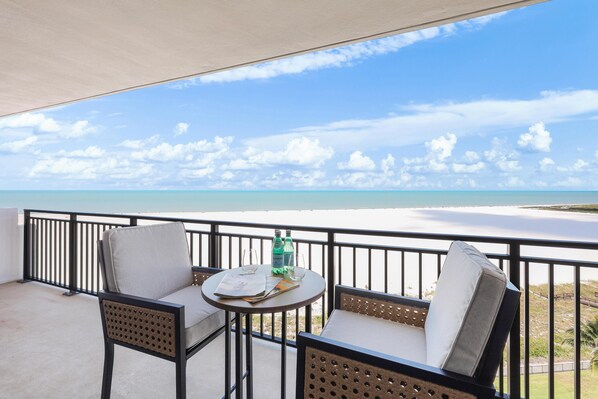 Lägenhet - flera sängar (Modern 11th floor beachfront condo wi) | Restaurang utomhus