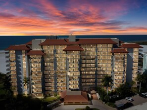 Lägenhet - flera sängar (Modern 11th floor beachfront condo wi) | Exteriör