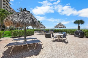 公寓式客房, 多张床 (Modern 11th floor beachfront condo wi) | 室外用餐