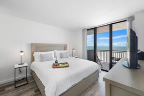 Lägenhet - flera sängar (Modern 11th floor beachfront condo wi) | 2 sovrum, strykjärn/strykbräda och sängkläder