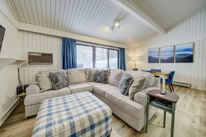 Smart-TV, Kamin, Bücher