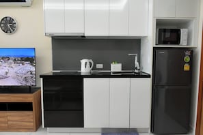 Réfrigérateur, micro-ondes, plaque de cuisson, bouilloire électrique