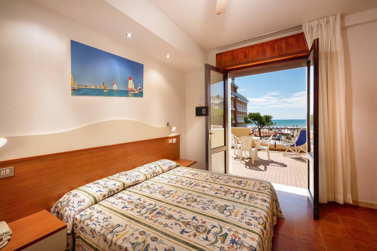 Chambre double ou avec lits jumeaux | Coffre-fort, système d’insonorisation, accès au Wi-Fi (inclus)