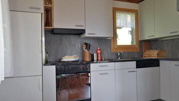 Réfrigérateur, four, plaque de cuisson, lave-vaisselle