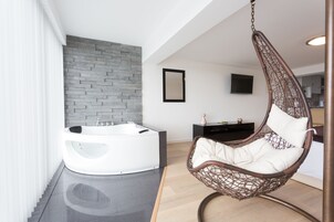 Honeymoon Apartment, Hot Tub, Partial Sea View (4) | Private spa tub