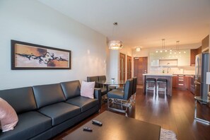 TV - Modern open concept 2 bed, 2 bath in Regina (Regina)