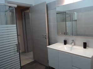 Shower, hair dryer, bidet, towels