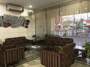 Lobby sitting area - Hotel Maanpreet (Bhopal)