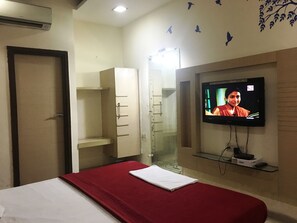 In-room safe, individually decorated, individually furnished, desk