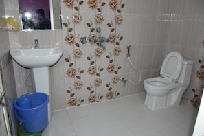 Shower, rainfall showerhead, free toiletries, towels