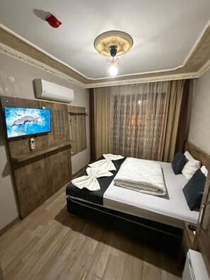 Individually decorated, individually furnished, desk, laptop workspace - Ozgur Hotel (Antalya)