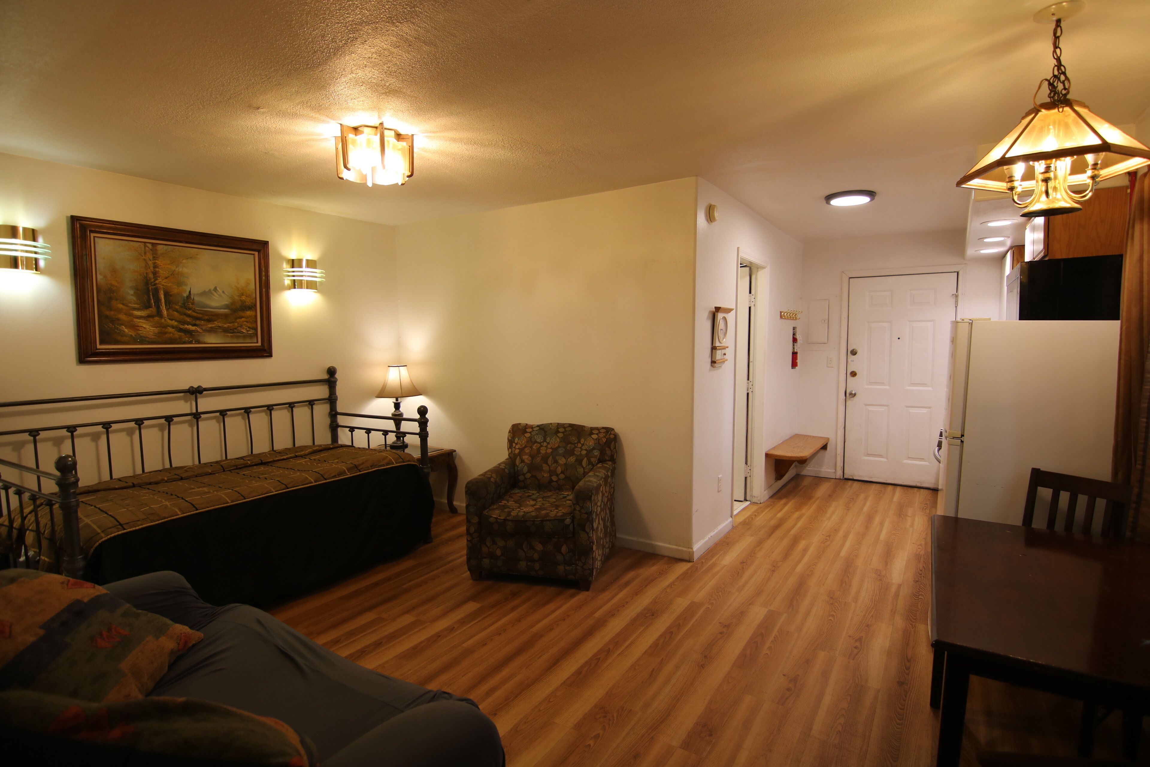 signature suite | living area | 42-inch flat-screen tv with cable channels, tv