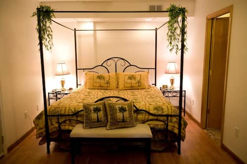 Individually furnished, desk, iron/ironing board, free WiFi