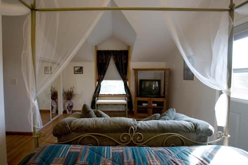 Individually furnished, desk, iron/ironing board, free WiFi