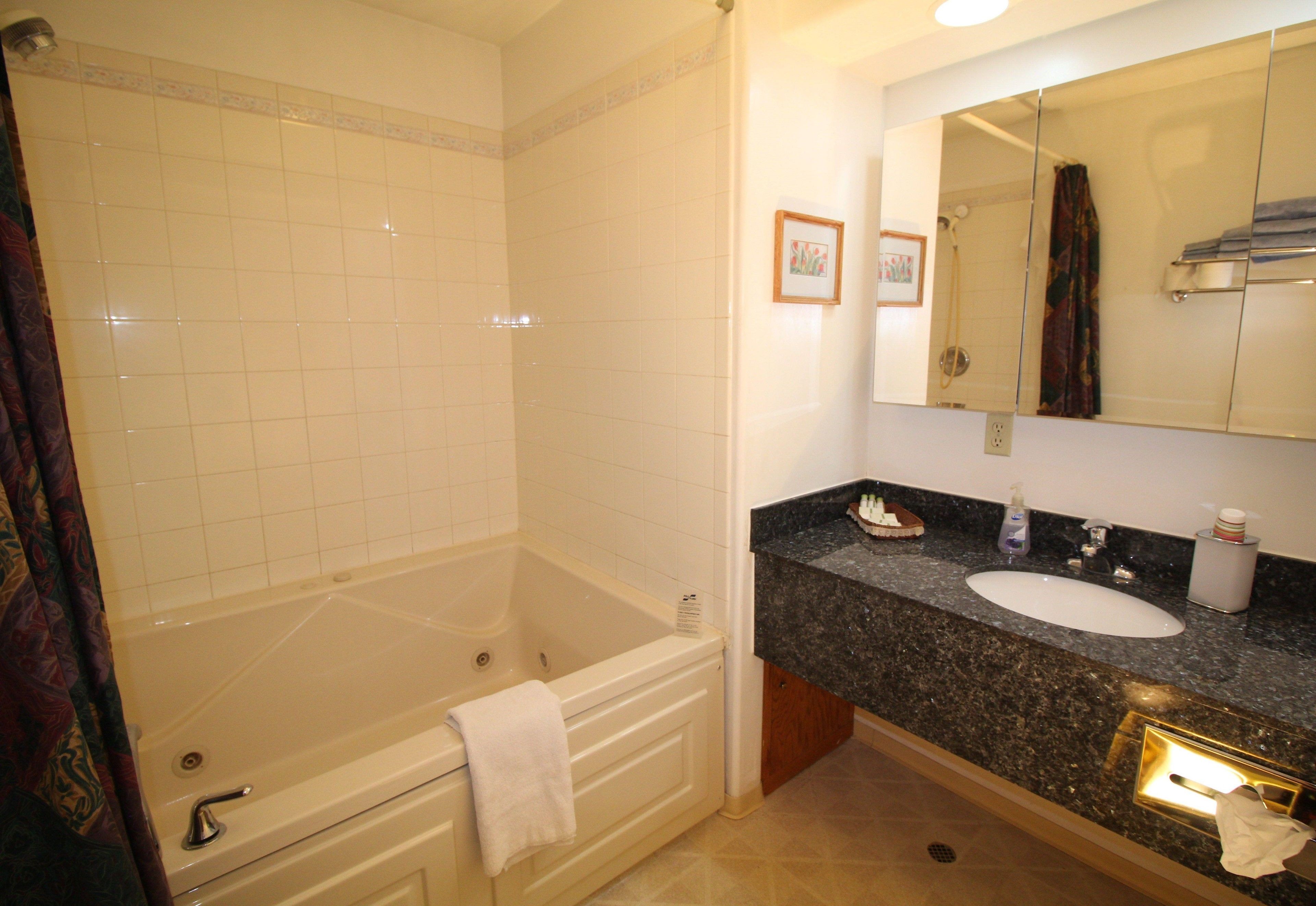 signature suite | bathroom | combined shower/bathtub, jetted bath, free toiletries, hair dryer