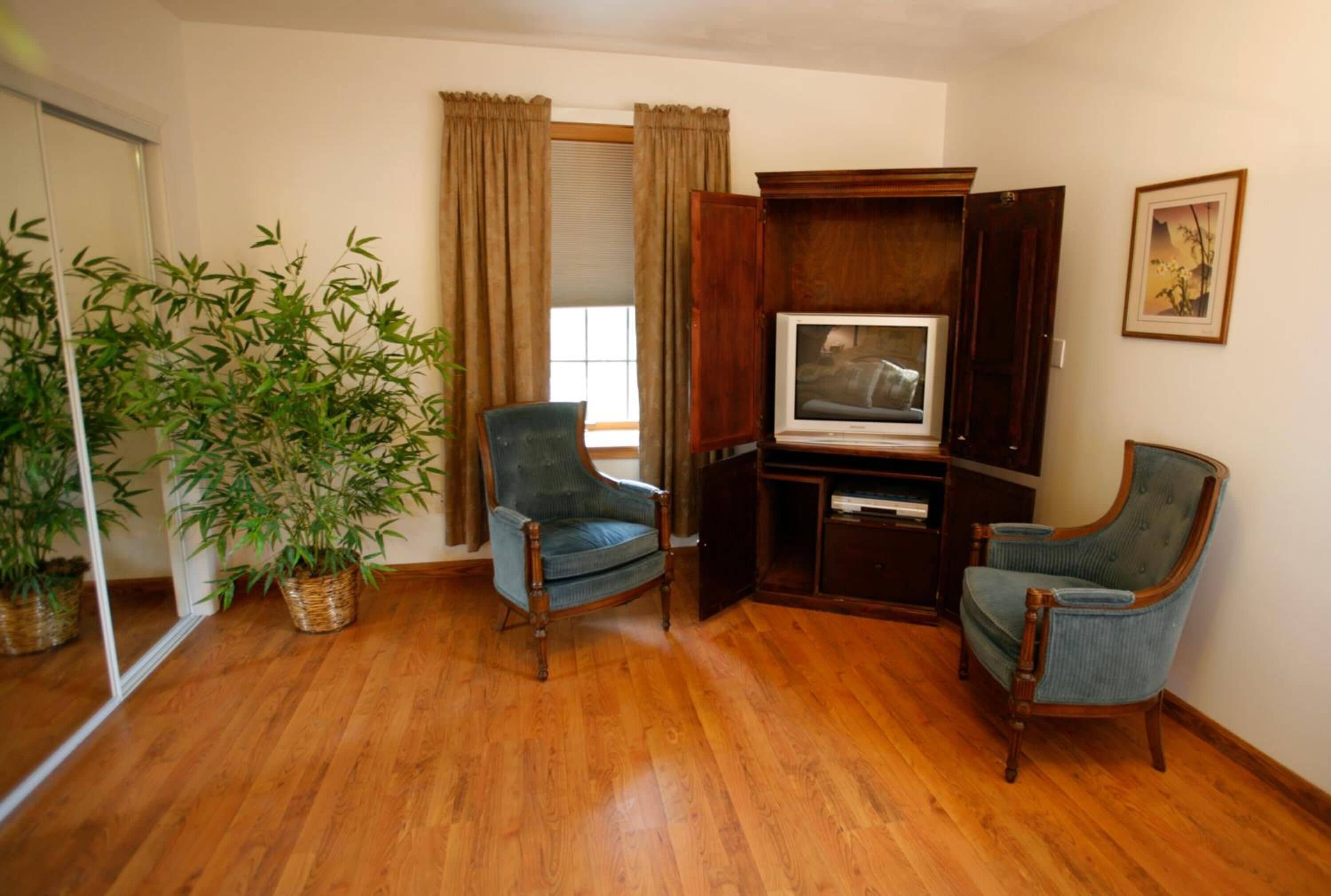 42-inch flat-screen tv with cable channels, tv