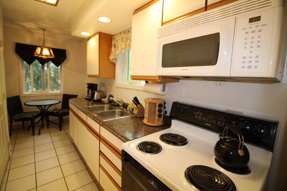 signature suite | private kitchen | fridge, microwave, oven, stovetop