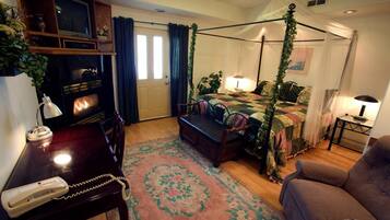 1 camera, con arredamento individuale, una scrivania