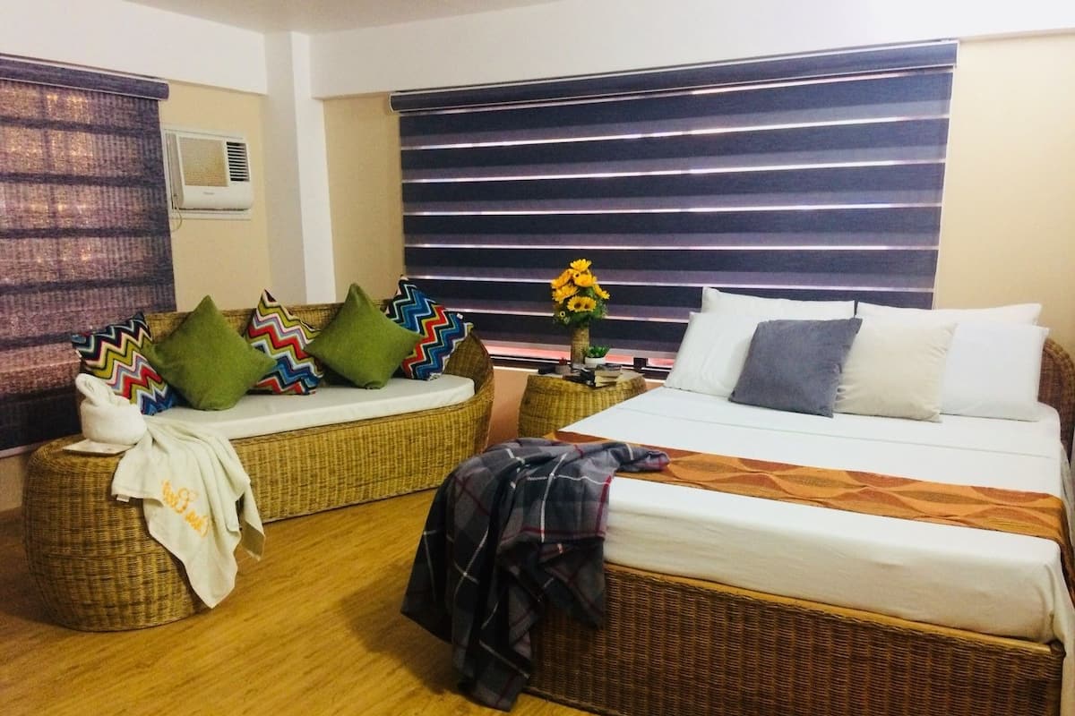 Deluxe Room | In-room safe, desk, laptop workspace, soundproofing