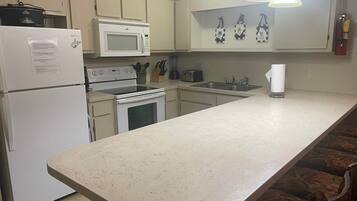 Een koelkast, een microgolfoven, een oven, een kookplaat