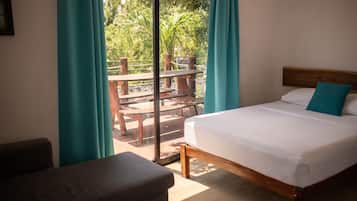 Kahden hengen grand-huone, 2 parisänkyä, terassi | Yksilöllisesti sisustettu, yksilöllisesti kalustettu, pimennysverhot