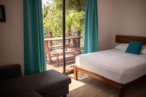 Grand-Doppelzimmer, 2 Doppelbetten, Terrasse | Individuell dekoriert, individuell eingerichtet, Verdunkelungsvorhänge