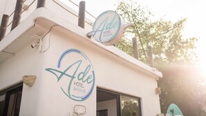 A hotel sign with the name 'Ade Hotel Bacalar'. - Hotel Ade (Bacalar)