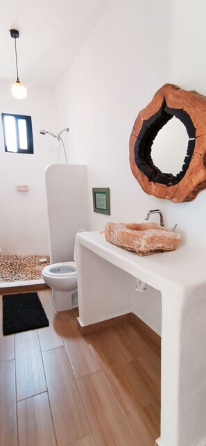Shower, free toiletries, towels, soap - Hotel Ade (Bacalar)