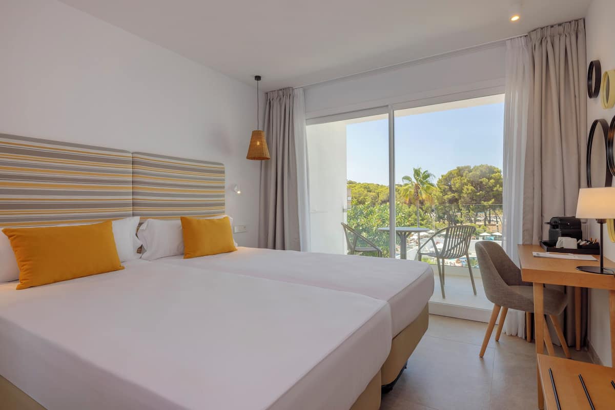 Double Room, Balcony (Partial Beach View) | 1 bedroom, in-room safe, desk, free WiFi