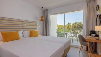 Quarto casal, sacada (Partial Beach View) | Cofres nos quartos, escrivaninha, Wi-Fi de cortesia, roupa de cama