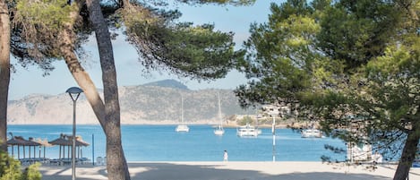 PĂ„ stranden och vit sandstrand
