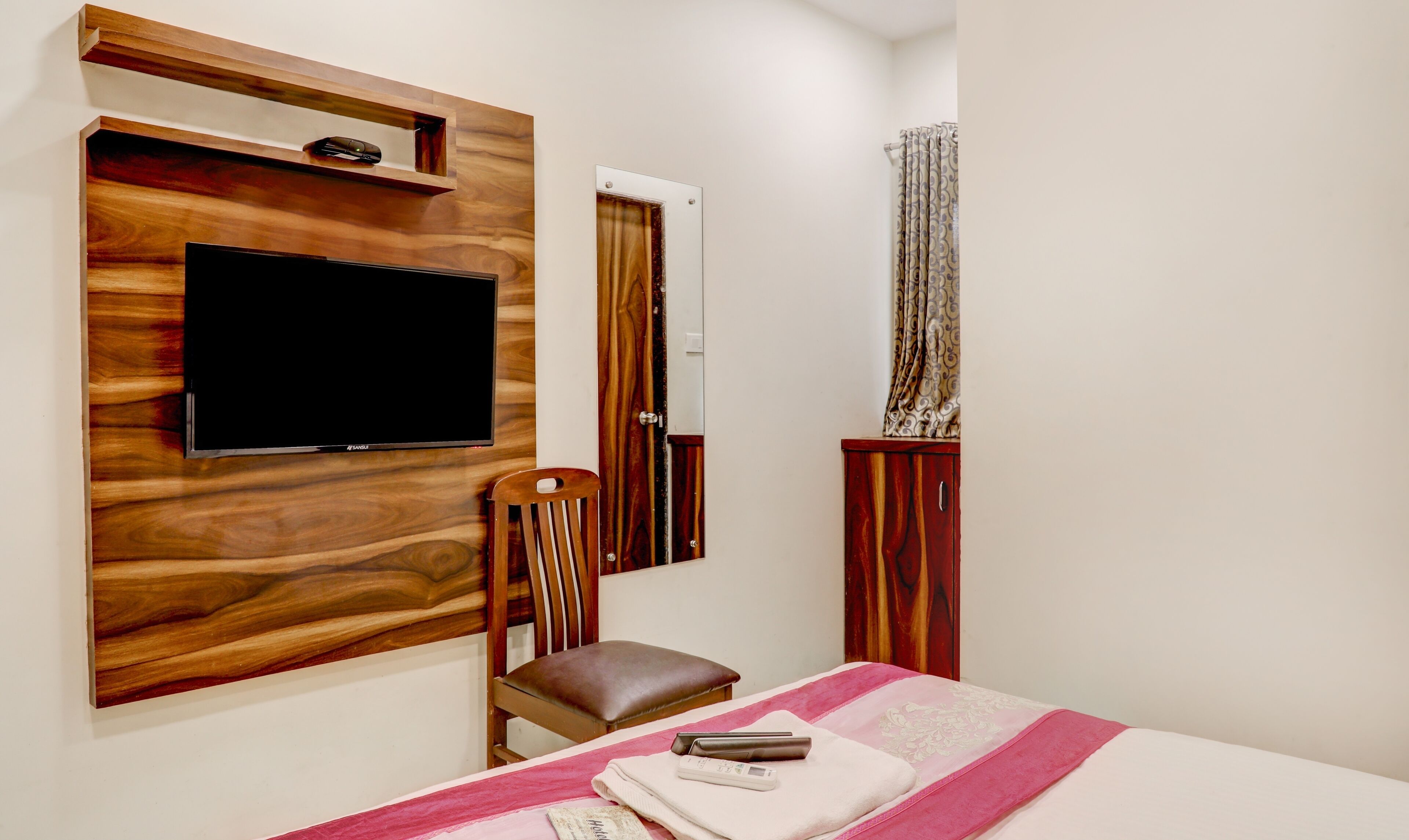 economy single room | egyptian cotton sheets, premium bedding, in-room safe