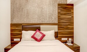 Economy Single Room | Egyptian cotton sheets, premium bedding, in-room safe - Hotel Plaza Executive Kurla (Mumbai)