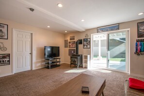 تلفزيون بشاشة مسطحة، مدفأة، مشغل دي في دي، كُتُب