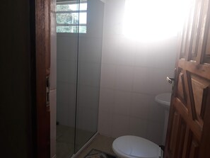 Shower, towels - Hostel Kijô (Iporanga)