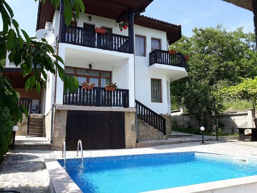 HOLLY - Quiet guest house with seaview and a pool