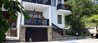 HOLLY - Quiet guest house with seaview and a pool